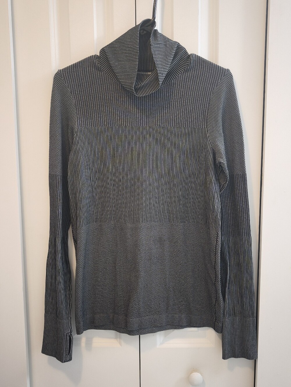Athleta Flurry Base Layer Turtleneck M Black Gray Thumbholes Seamless
